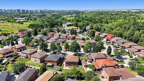 Photo 48 at 33 Marevan Place, East Woodbridge, Vaughan