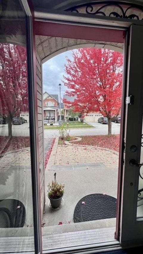 Photo 3 at 48 Langhorst Crescent, Jefferson, Richmond Hill