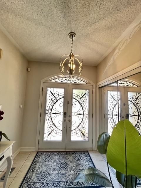 Photo 4 at 48 Langhorst Crescent, Jefferson, Richmond Hill