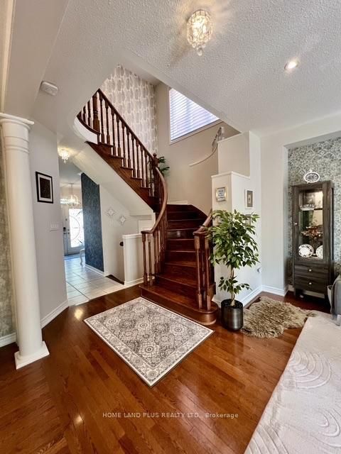 Photo 5 at 48 Langhorst Crescent, Jefferson, Richmond Hill