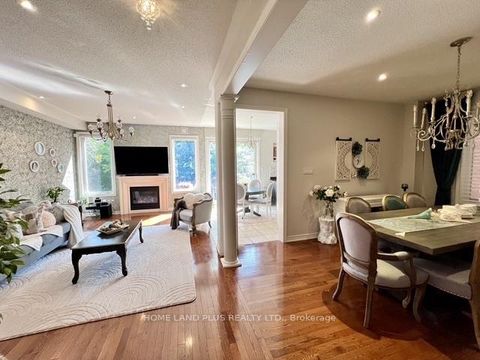 Photo 6 at 48 Langhorst Crescent, Jefferson, Richmond Hill