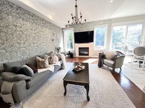 Photo 10 at 48 Langhorst Crescent, Jefferson, Richmond Hill