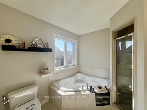 Photo 32 at 48 Langhorst Crescent, Jefferson, Richmond Hill