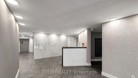 Photo 2 at 915 - 20 Edgecliff Golfway, Flemingdon Park, Toronto