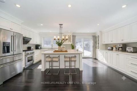 Photo 10 at 31 Bearwood Drive, Humber Valley, Toronto