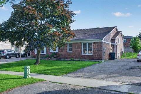 Photo 1 at 16 Stanbridge Court, Malvern, Toronto