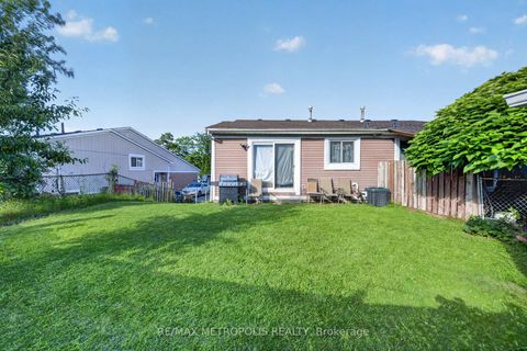Photo 2 at 16 Stanbridge Court, Malvern, Toronto