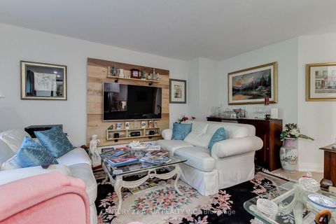 Photo 11 at 27 Anderson Place, Aurora Highlands, Aurora
