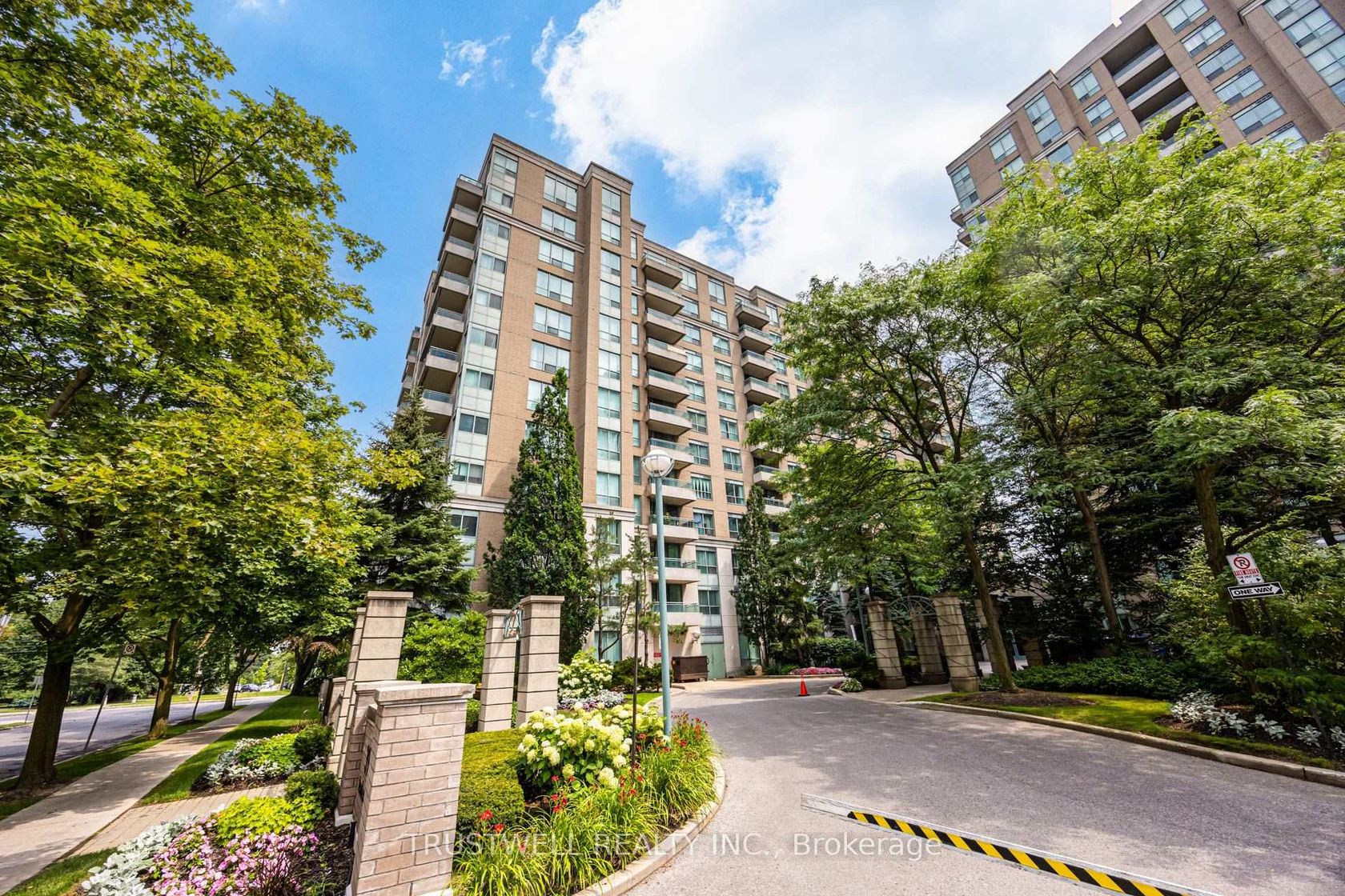 401 - 39 Pemberton Avenue, Newtonbrook East, Toronto photo number 2