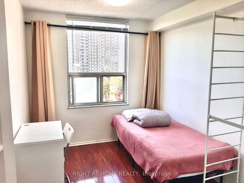 Photo 12 at 1008 - 20 Edgecliff Golfway, Flemingdon Park, Toronto