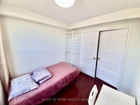 Photo 13 at 1008 - 20 Edgecliff Golfway, Flemingdon Park, Toronto