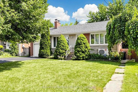 Photo 2 at 11 Elynhill Drive, Willowdale West, Toronto