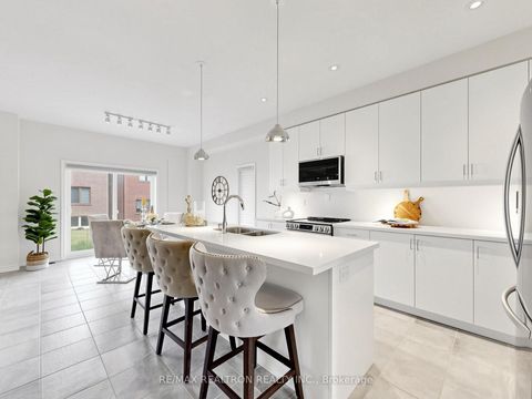 Photo 10 at 31 Valleo Street, Keswick North, Georgina