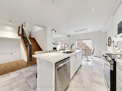 Photo 11 at 31 Valleo Street, Keswick North, Georgina