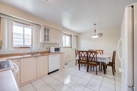 Photo 17 at 5 Brantford Drive, L'Amoreaux, Toronto