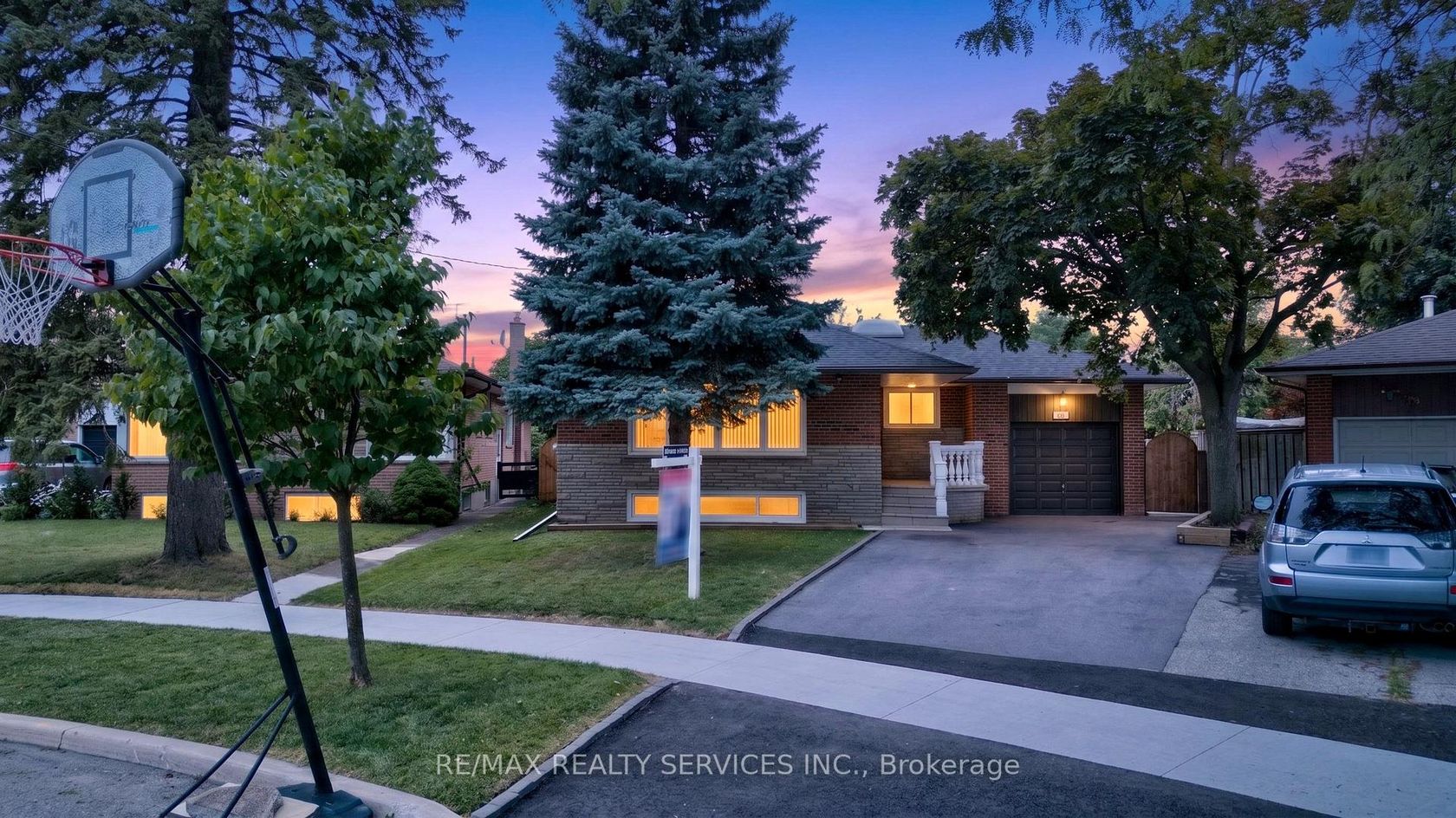 18 Spencely Court, Richview, Toronto photo number 2