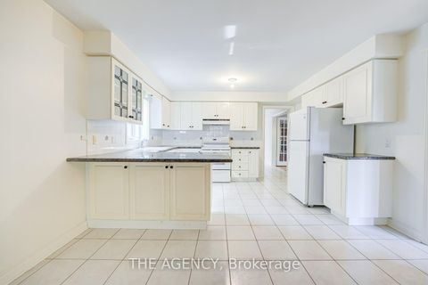 Photo 7 at 68 Townsgate Drive, Yorkhill, Vaughan