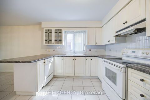 Photo 8 at 68 Townsgate Drive, Yorkhill, Vaughan