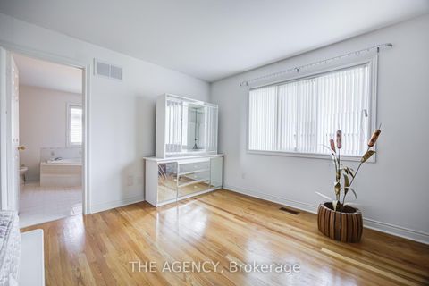 Photo 15 at 68 Townsgate Drive, Yorkhill, Vaughan
