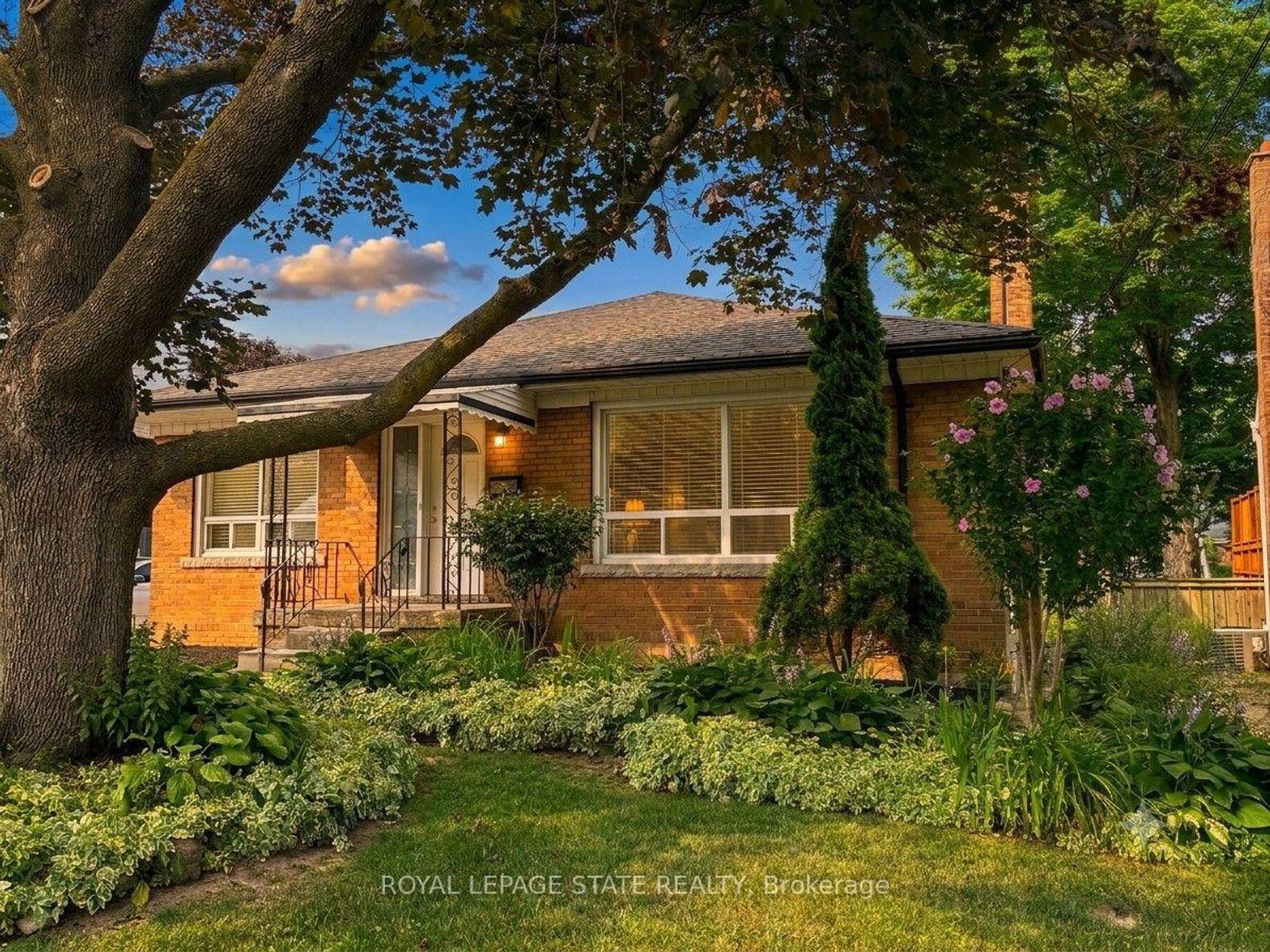 20 Lloyd Manor Road, Rosethorn, Toronto 