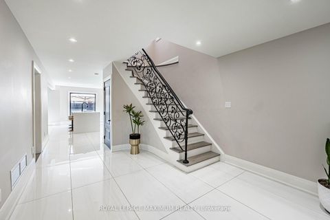 Photo 3 at 138 Jackman Crescent, West Woodbridge, Vaughan
