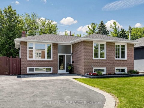 Photo 2 at 305 Pleasant Avenue, Newtonbrook West, Toronto