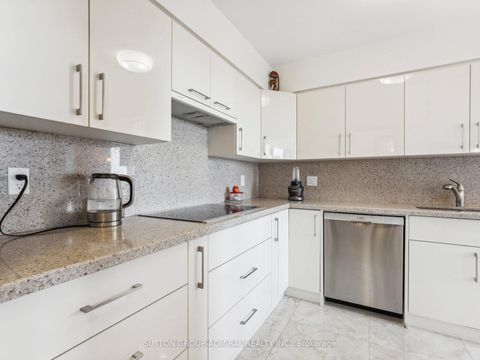 Photo 11 at 604 - 7 Townsgate Drive, Yorkhill, Vaughan