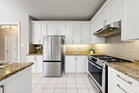 Photo 11 at 32 Casa Nova Drive, Vellore Village, Vaughan