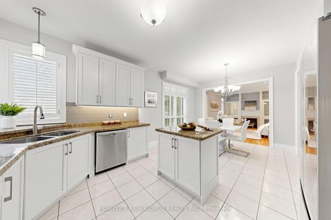 Photo 13 at 32 Casa Nova Drive, Vellore Village, Vaughan