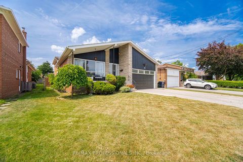 Photo 1 at 90 Peckham Avenue, Newtonbrook West, Toronto