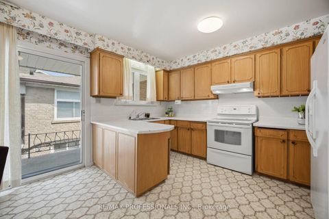 Photo 10 at 90 Peckham Avenue, Newtonbrook West, Toronto