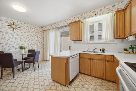 Photo 11 at 90 Peckham Avenue, Newtonbrook West, Toronto