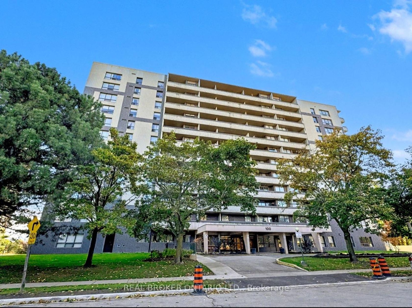 100 Canyon Avenue, Bathurst Manor, Toronto photo number 2