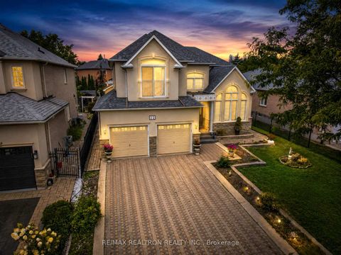 Photo 2 at 22 Queensborough Court, Oak Ridges Lake Wilcox, Richmond Hill