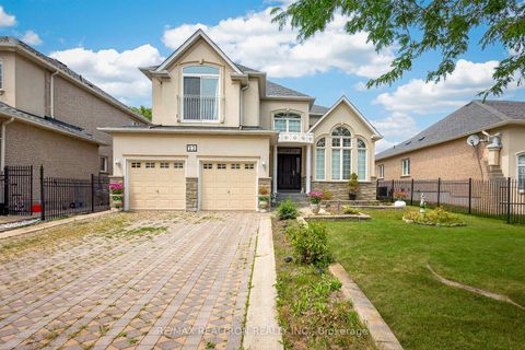 Photo 5 at 22 Queensborough Court, Oak Ridges Lake Wilcox, Richmond Hill