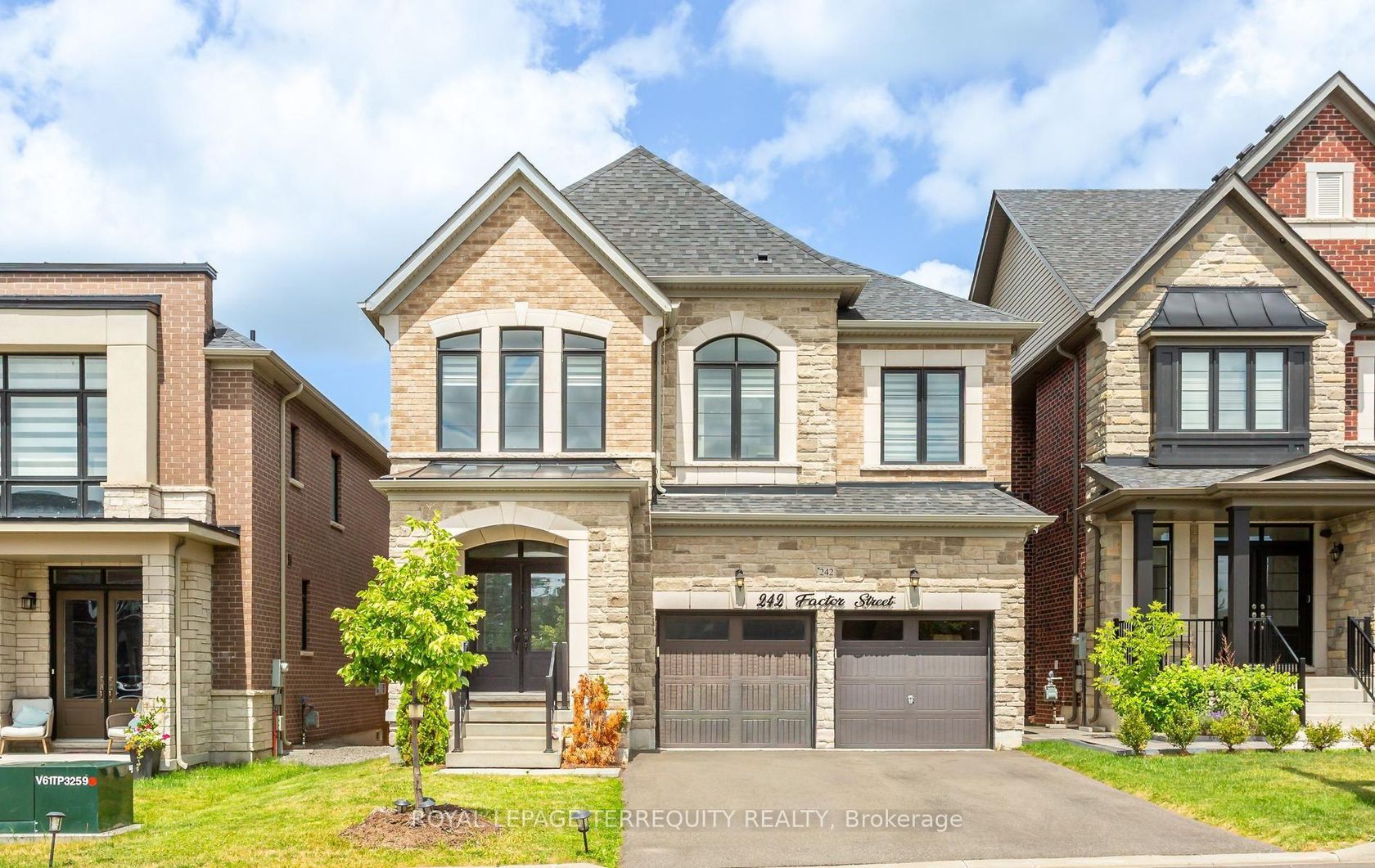 242 Factor Street, Kleinburg, Vaughan photo number 2