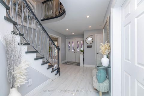 Photo 3 at 2 Hook Court, West Bayfield, Barrie