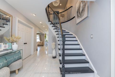 Photo 5 at 2 Hook Court, West Bayfield, Barrie
