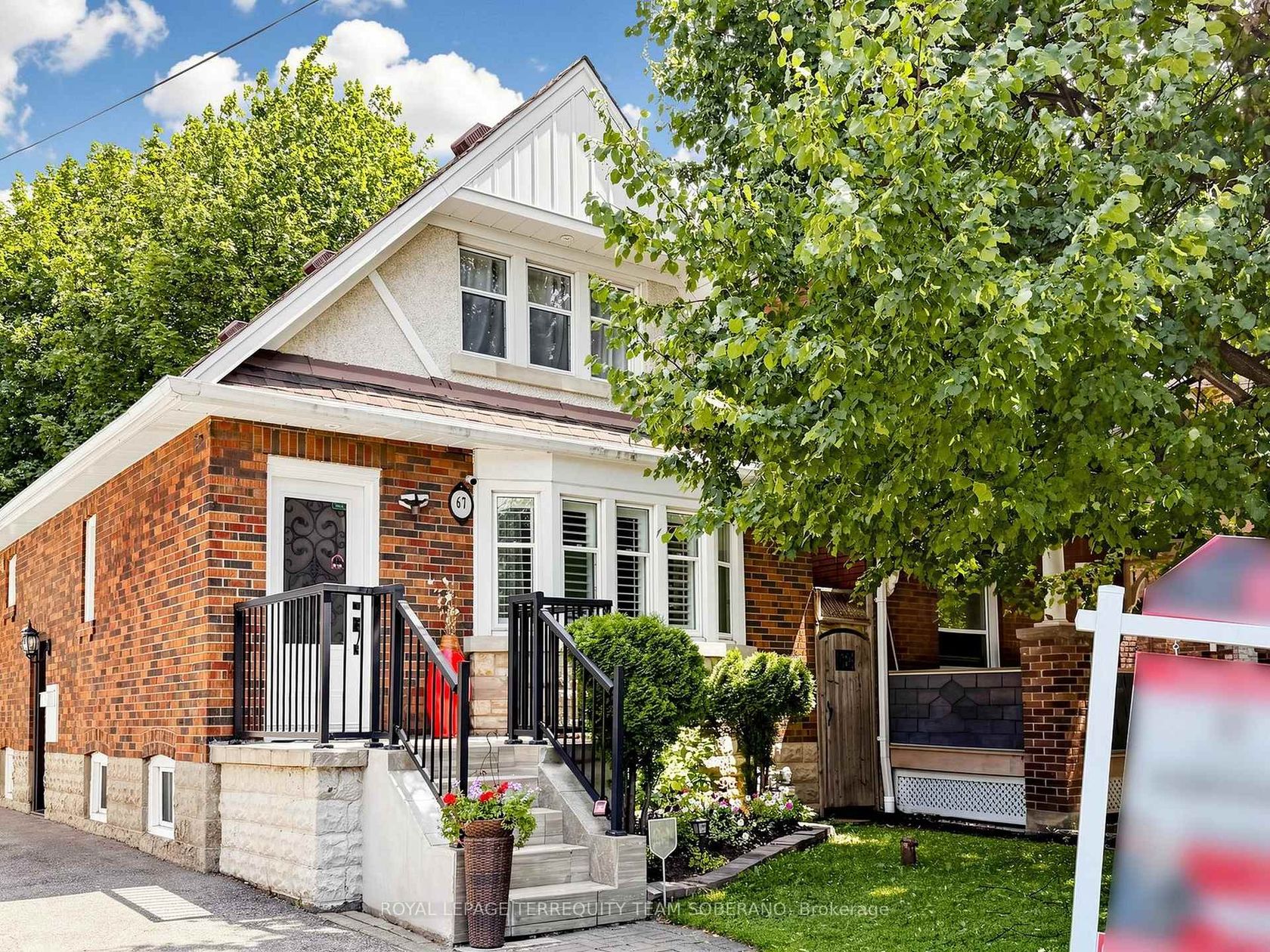 67 Barrington Avenue, Crescent Town, Toronto photo number 2
