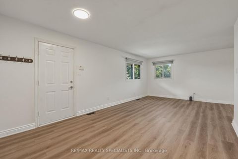 Photo 3 at 29 Campion Court, Keswick South, Georgina