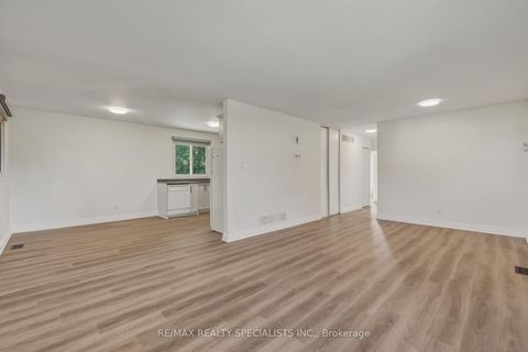 Photo 4 at 29 Campion Court, Keswick South, Georgina