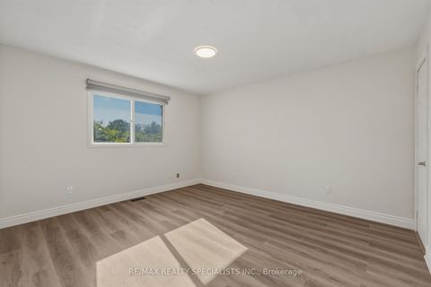 Photo 12 at 29 Campion Court, Keswick South, Georgina