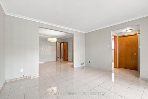 Photo 5 at 524 Silverthorn Avenue, Eglinton West, Toronto