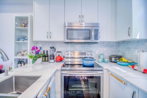 Photo 8 at 63 - 27 Eldora Avenue, Newtonbrook West, Toronto