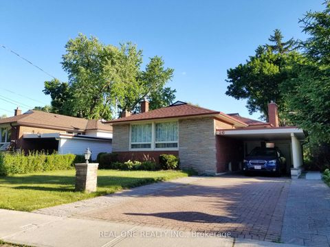 Photo 2 at 26 Applefield Drive, Bendale, Toronto