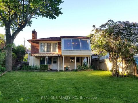 Photo 3 at 26 Applefield Drive, Bendale, Toronto