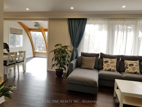 Photo 10 at 26 Applefield Drive, Bendale, Toronto