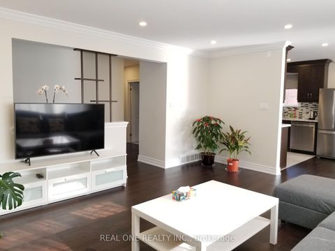 Photo 12 at 26 Applefield Drive, Bendale, Toronto