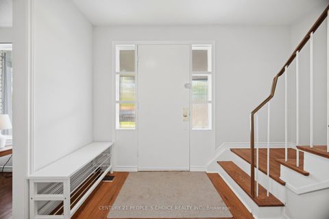 Photo 3 at 4 Furness Crescent, Clairville, Toronto