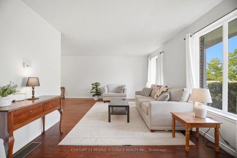 Photo 4 at 4 Furness Crescent, Clairville, Toronto